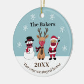 Het jaar waarin we thuis speelde, grappige Santa R Keramisch Ornament (Links)