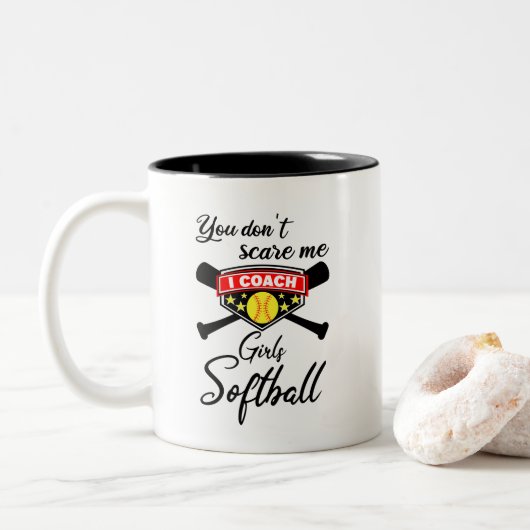 Het kan me niet schelen dat ik Coach Girls Softbal Tweekleurige Koffiemok (Met donut)
