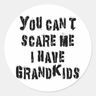 Het kan me niet schelen dat ik kleinkinderen heb. ronde sticker