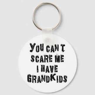 Het kan me niet schelen dat ik kleinkinderen heb. sleutelhanger