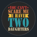 Het kan me niet schelen dat ik twee Daughters Retr Ronde Sticker<br><div class="desc">Het kan me niet schelen dat ik twee Daughters Retro Funny Pap Gift heb. Perfect gift voor je vader,  moeder,  papa,  mannen,  vrouwen,  vriend en familieleden op de dag van de Thanksgiving,  kerstdag,  Moederdag,  vaderdag,  4 juli,  1776 Onafhankelijke dag,  Veteranendag,  Halloween Dag,  Patrick's Day</div>