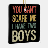 Het kan me niet schelen dat ik twee jongens heb. keramisch ornament (Rechts)