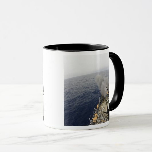 Het kanon MK-75 76 mm Mok (Voorkant rechts)