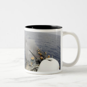 Het kanon MK-75 76 mm Tweekleurige Koffiemok