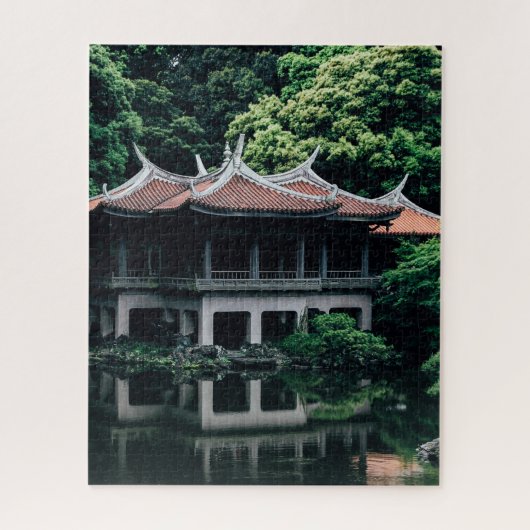 Het kasteel van de Japanse keizer in de groene bos Legpuzzel (Verticaal)