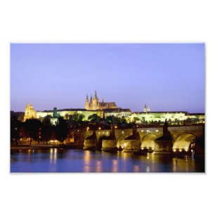 Het kasteel van Praag en de Charles Bridge in Dusk Foto Afdruk