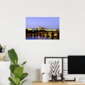 Het kasteel van Praag en de Charles Bridge in Dusk Poster (Thuiskantoor)