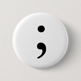 Het kenteken van de puntkomma ronde button 5,7 cm