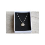 Het Ketting van de Schijf van het monogram<br><div class="desc">Onze gepersonaliseerde kettingen van het wijnstokmonogram maken de perfecte giften voor om het even welke vrouwen in uw leven. Onze kettingen met monogram zijn ideaal voor bruidsmeisjegiften,  moederdaggiften,  verjaardagsgift,  verjaardagen,  afstuderengiften,  giften voor kleindochters,  giften voor oma's en zo veel meer!</div>