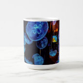 Het kijken door de kwallen koffiemok (Center)