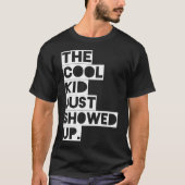 Het Kind van de Koel heeft net tshirt opgestoken (Voorkant)