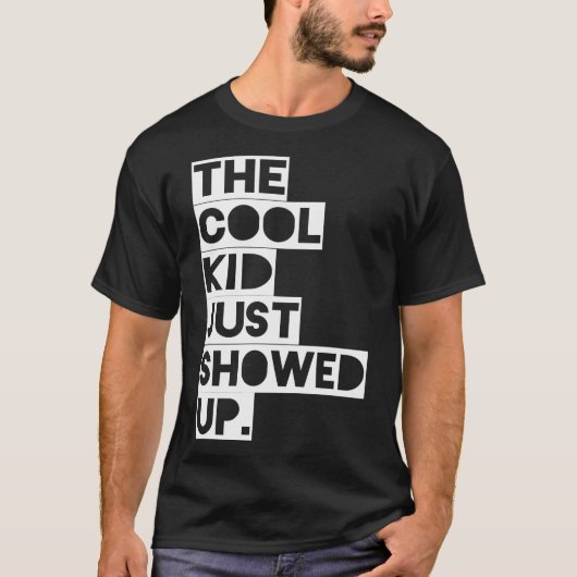 Het Kind van de Koel heeft net tshirt opgestoken (Voorkant)