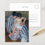 Het kinderbad | Mary Cassatt Briefkaart<br><div class="desc">Het kinderbad (1893) van de Amerikaanse impressionist Mary Cassatt. Origineel kunstwerk is een oliesschilderij op doek met een portret van een moeder die haar jongere kind een bad geeft. Gebruik de ontwerphulpmiddelen om douanetekst toe te voegen of het afbeelding te personaliseren.</div>