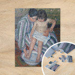 Het kinderbad | Mary Cassatt Legpuzzel<br><div class="desc">Het kinderbad (1893) van de Amerikaanse impressionist Mary Cassatt. Origineel kunstwerk is een oliesschilderij op doek met een portret van een moeder die haar jongere kind een bad geeft. Gebruik de ontwerphulpmiddelen om douanetekst toe te voegen of het afbeelding te personaliseren.</div>