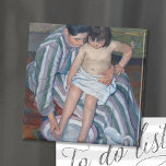 Het kinderbad | Mary Cassatt Magneet<br><div class="desc">Het kinderbad (1893) van de Amerikaanse impressionist Mary Cassatt. Origineel kunstwerk is een oliesschilderij op doek met een portret van een moeder die haar jongere kind een bad geeft. Gebruik de ontwerphulpmiddelen om douanetekst toe te voegen of het afbeelding te personaliseren.</div>