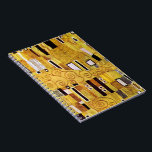 Het Kiss-patroon van Gustav Klimt, Art Nouveau Notitieboek<br><div class="desc">De Kiss (patroondetail) van Gustav Klimt is een kunstschilderij van het Victoriaans Era Symbolisme. Dit detail is van een liefde- en romance schilderij met een romantisch stel in verschillende tinten goud, symbolen en patronen, dat een kus deelt tegen een bronzen achtergrond. Over de kunstenaar: Gustav Klimt (1862-1918) was een Oostenrijkse...</div>