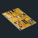 Het Kiss-patroon van Gustav Klimt, Art Nouveau Notitieboek<br><div class="desc">De Kiss (patroondetail) van Gustav Klimt is een kunstschilderij van het Victoriaans Era Symbolisme. Dit detail is van een liefde- en romance schilderij met een romantisch stel in verschillende tinten goud, symbolen en patronen, dat een kus deelt tegen een bronzen achtergrond. Over de kunstenaar: Gustav Klimt (1862-1918) was een Oostenrijkse...</div>