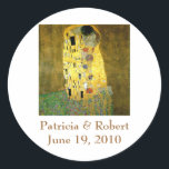 Het Kiss Wedding Thema Ronde Sticker<br><div class="desc">Deze sticker gaat met de Gustav Klimt suite in bruiloft thema's bij Ladiebug. Het schilderij heet "De kus" uit 1907.</div>