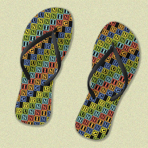 Het kleurrijke patroon van de letters teenslippers