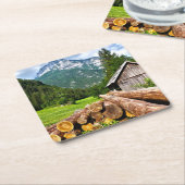 Het klooster in het bos met bergen kartonnen onderzetters (Schuin)