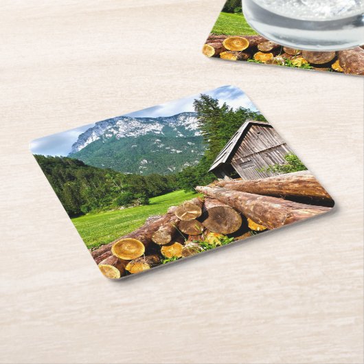 Het klooster in het bos met bergen kartonnen onderzetters (Schuin)