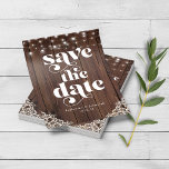 Het Koord van het Hout van het Hout van de BEGROTI Flyer<br><div class="desc">De Rustic Wood van de begroting het Berichten van de Leven van het Hout van het Koord sparen de Datum FLYERS die een rustic houtachtergrond met twinkelende koorden van lichten en stijlplaats in de bodemhoeken kenmerkt. Het woord bruiloft is ontzet in rustige, retro westerne typografie, waardoor dit het perfecte ontwerp...</div>