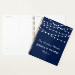 Het koord verlicht op marineblauw Collectie van de Planner<br><div class="desc">Maak je klaar voor je grote dag in stijl met deze elegante en zeer trendy weddingplanner. Het ontwerp is gemakkelijk te personaliseren met uw eigen namen en trouwdatum en u kunt al uw ontwerpideeën, belangrijke huwelijksinformatie en veel veiliger samen in deze gepersonaliseerde planner houden. Overeenkomende bruidsartikelen zijn te vinden in...</div>
