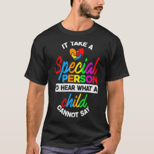 Het kost een bijzonder persoon om gehoor te geven  t-shirt