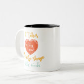 het kost een groot hart om kleine geesten te helpe tweekleurige koffiemok (Voorkant links)