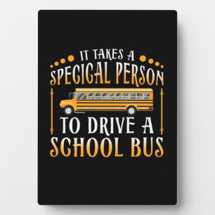 Het kost een speciale persoon om een schoolbus te fotoplaat