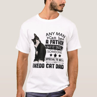 Het kost iemand speciaal om een tuxedo-kat te zijn t-shirt