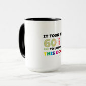 Het kostte me 60 jaar om er zo goed uit te zien. mok (Voorkant links)