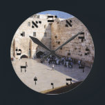 Het Kotel - Hebreeuwse Blok die het huren Ronde Klok<br><div class="desc">De "Hebreeuwse Hoofdzaak, " Consumentenmarkt biedt een boodschappenervaring aan aangezien u nergens anders zult vinden. Onze specialiteit is Hebreeuws,  en in onze opslag zal uw Hebreeuws in blok,  manuscript,  en manuscript Rashi vinden. Vertel je vrienden over ons en stuur ze onze link: http://www.zazzle.com/HebrewNames?rf=238549869542096443* GEEF JE BEZOEK!</div>
