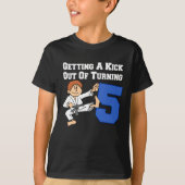 Het krijgen van een kick uit 5 karate thema t-shirt (Voorkant)