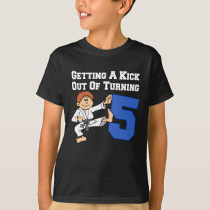 Het krijgen van een kick uit 5 karate thema t-shirt