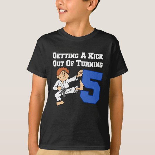 Het krijgen van een kick uit 5 karate thema t-shirt (Voorkant)