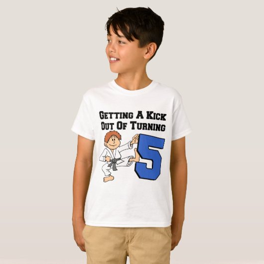 Het krijgen van een kick uit 5 karate thema t-shirt (Voorkant volledig)