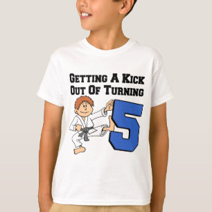 Het krijgen van een kick uit 5 karate thema t-shirt