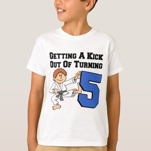 Het krijgen van een kick uit 5 karate thema t-shirt (Voorkant)