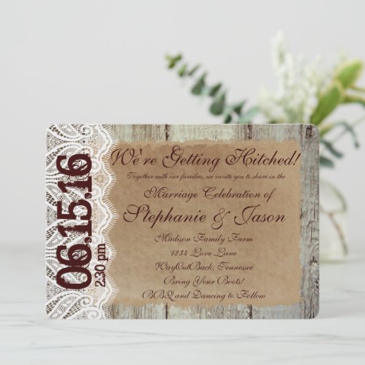 Het krijgen van gehitte Rustic de Uitnodigingen va (Staand voorkant)