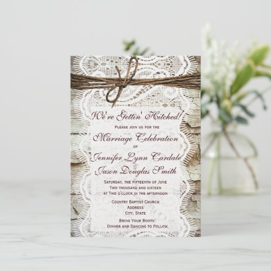 Het krijgen van gehitte Rustic de Uitnodigingen va (Staand voorkant)