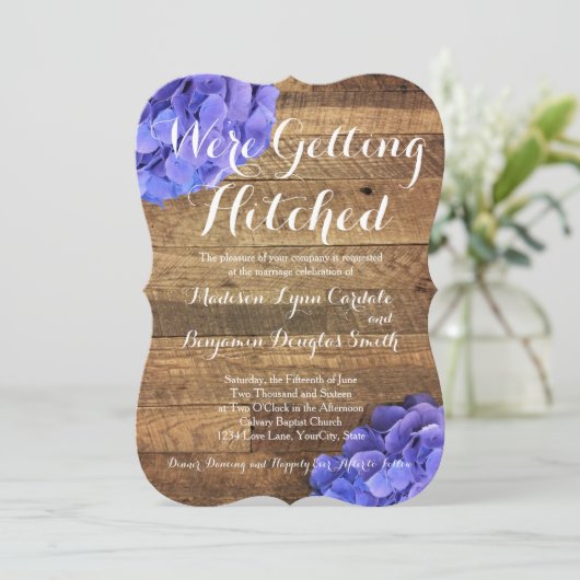 Het krijgen van Hitched Barn Wood Hydragea Wedding Kaart (Staand voorkant)