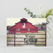 Het krijgen van Hitched Red Barn Wedding Uitnodigi Kaart (Staand voorkant)