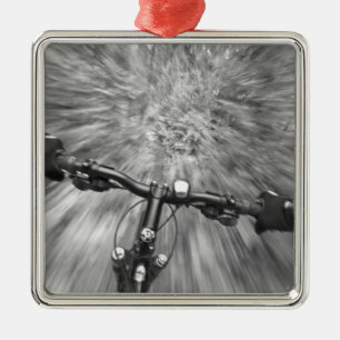 Het kruisen onderaan een boeiend gedeelte van sing metalen ornament