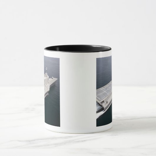 Het kustgevechtsschip Independence 3 Mok (Midden)