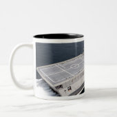 Het kustgevechtsschip Independence 3 Tweekleurige Koffiemok (Links)