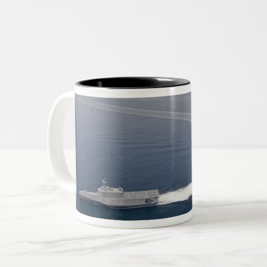 Het kustgevechtsschip Independence 4 Tweekleurige Koffiemok (Voorkant links)