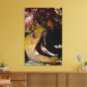 Het kwetsen en intimideren van de mond van een gee canvas afdruk (Insitu (Woonkamer))