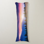 Het landschap van de grote bergen onder de ochtend lichaamskussen (Voorkant Verticaal)