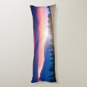 Het landschap van de grote bergen onder de ochtend lichaamskussen (Achterkant (Verticaal))